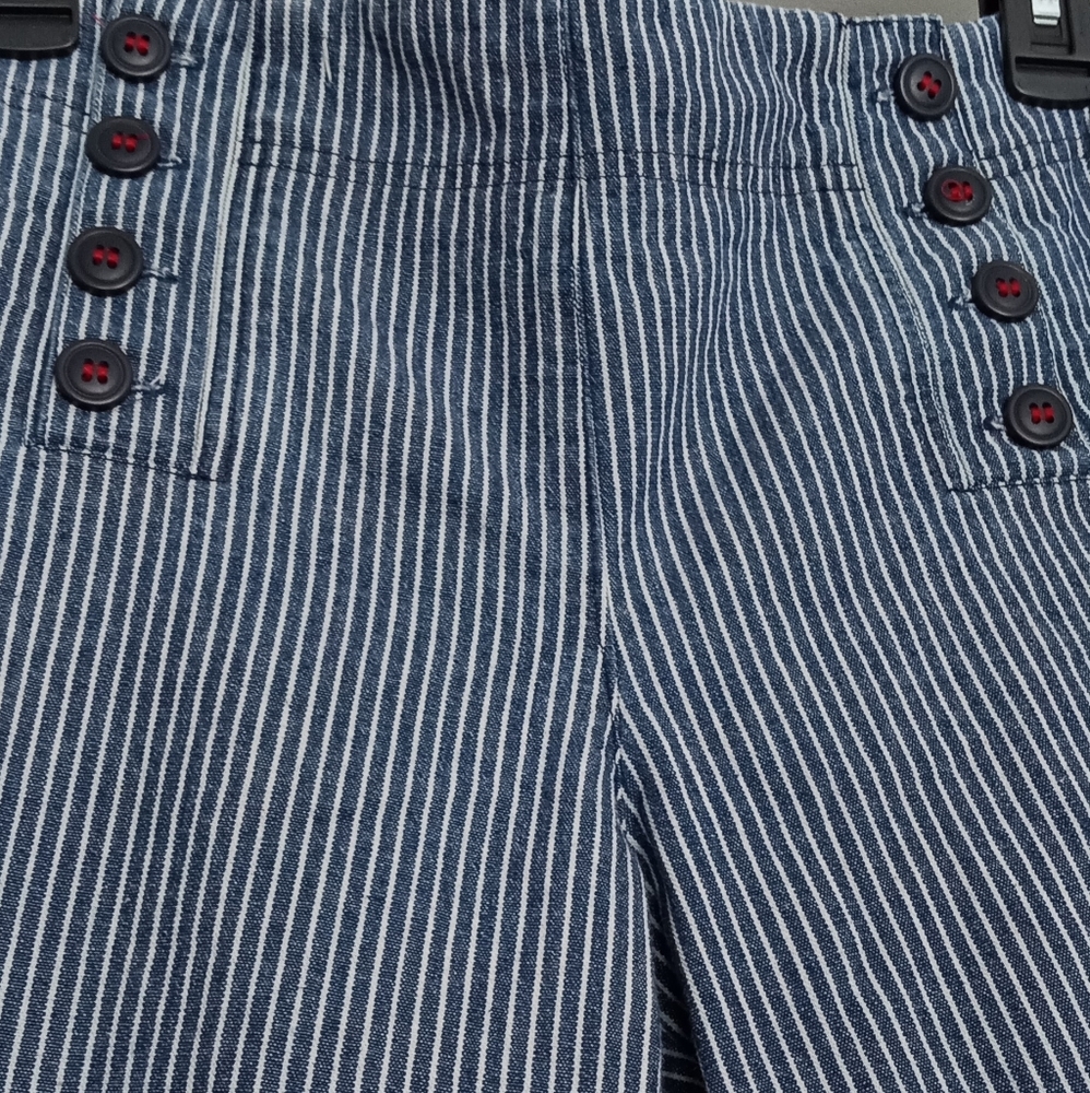 Ladies Sailor denim Capri pants. Larry Levine 8 p. Buttons stitched in red.